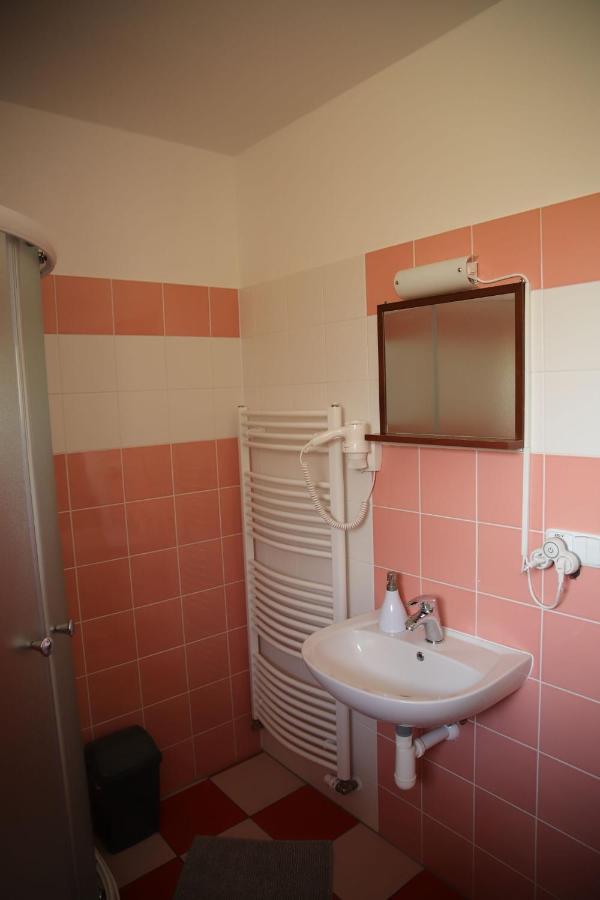 Penzion Amfik Bukovina Popovice  エクステリア 写真