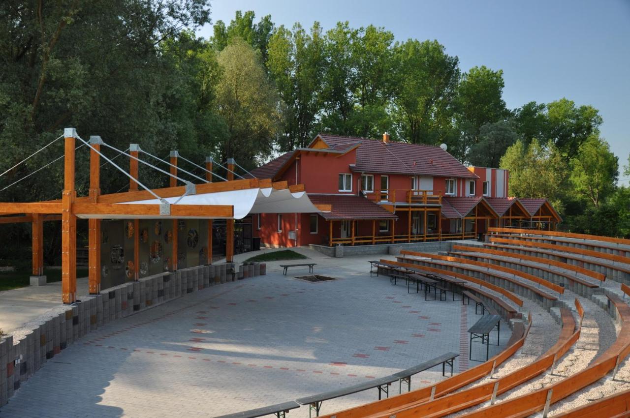 Penzion Amfik Bukovina Popovice  エクステリア 写真