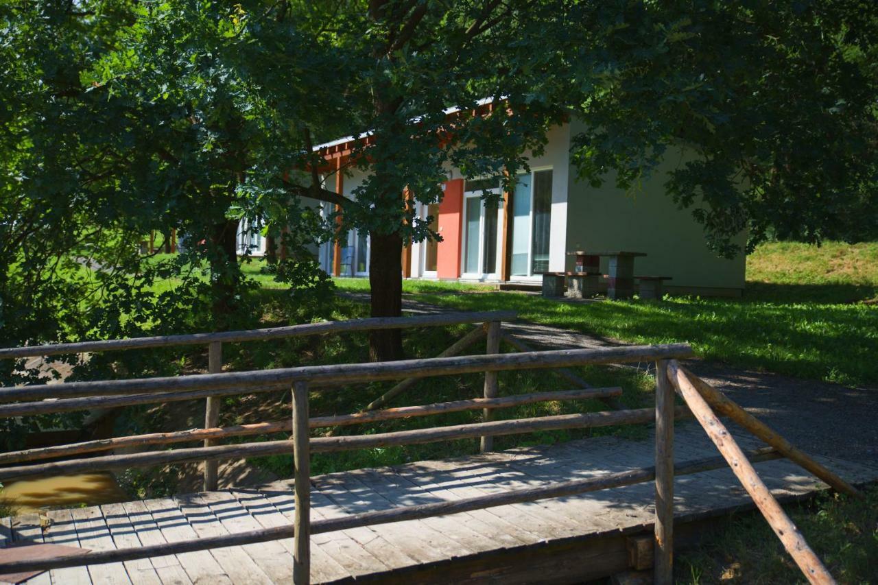 Penzion Amfik Bukovina Popovice  エクステリア 写真