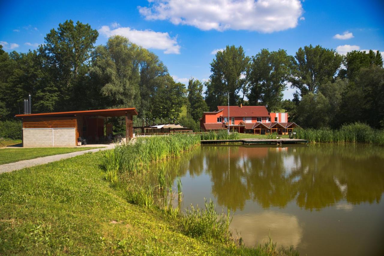Penzion Amfik Bukovina Popovice  エクステリア 写真