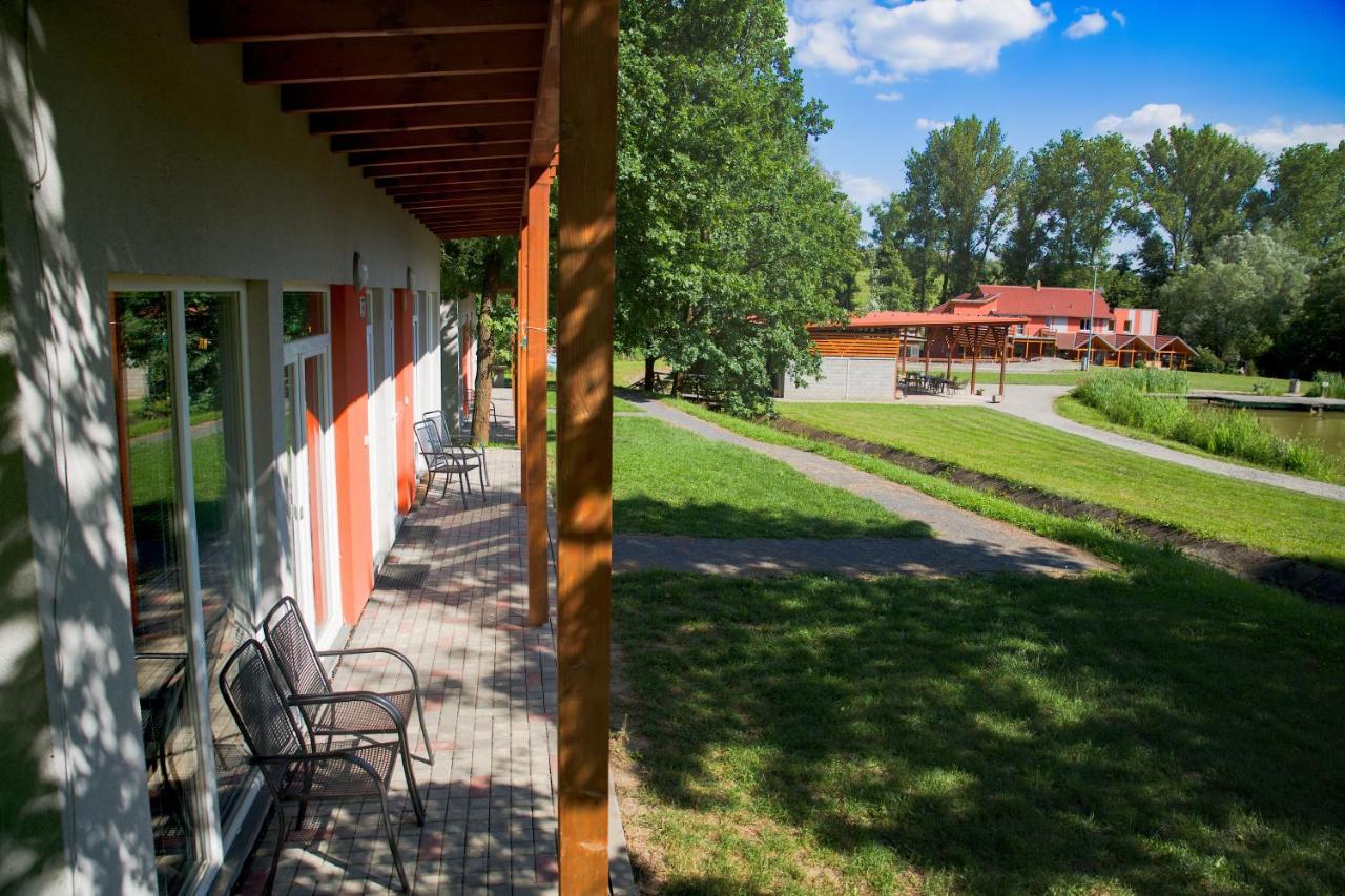 Penzion Amfik Bukovina Popovice  エクステリア 写真